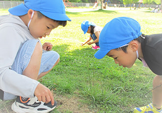 粘土遊びをする子ども